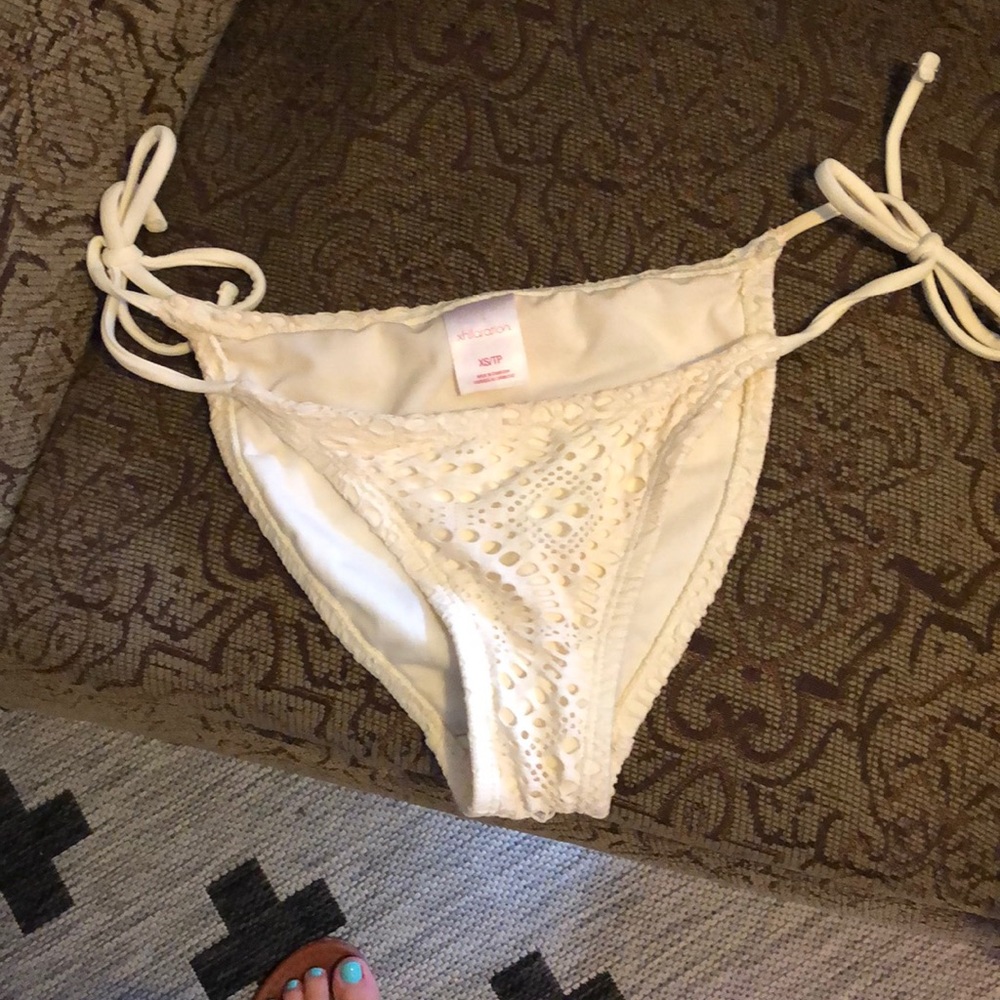 Crochet detailed bikini bottoms